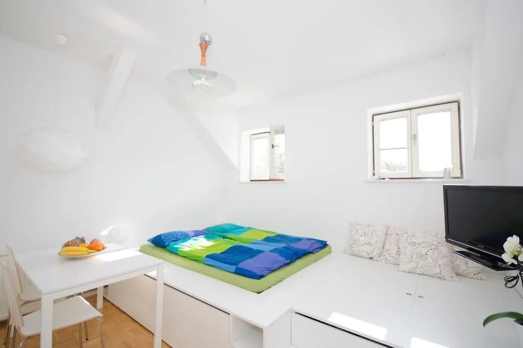 The Cute, Sunny Apartment In The Center +P Λιουμπλιάνα