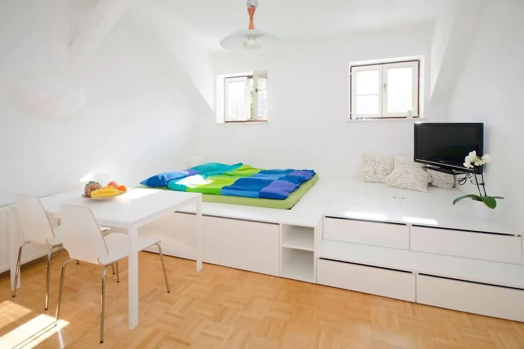 The Cute, Sunny Apartment In The Center +P Λιουμπλιάνα